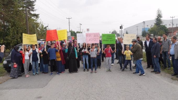 Yolu kapatıp eylem yaptılar