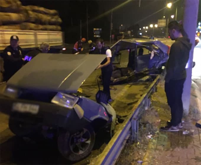 Kaza Yapan Otomobil İkiye Ayrıldı