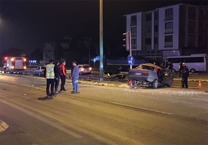 Kaza Yapan Otomobil İkiye Ayrıldı