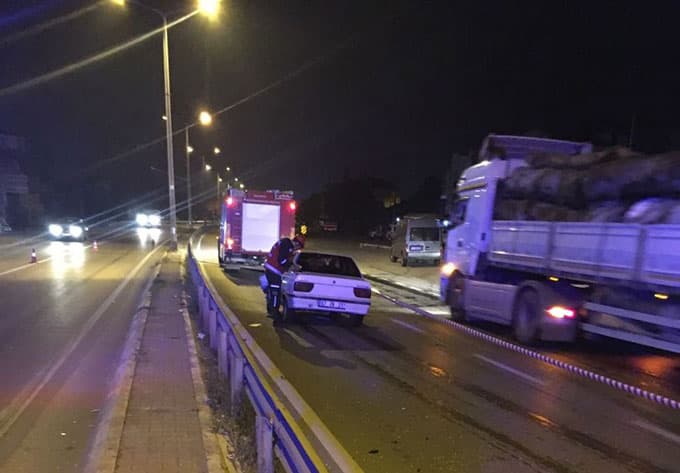 Kaza Yapan Otomobil İkiye Ayrıldı