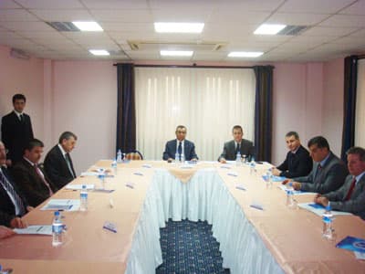 <font size="2"><font face="Arial"><strong>40 Bin Metrekarelik Teknopark </strong><br /><br />Sakarya &Uuml;niversitesi Kamp&uuml;s&rsquo;&uuml;nde 40 bin metrekarelik alana kurulacak olan Teknopark A.Ş&rsquo;nin 200 bin TL olan ana sermayesi kuruculara g&ouml;re hisse katılım oranları olarak belirlendi. Yetkililer bu aşamadan sonra y&ouml;netici şirketin kurulması &ccedil;alışmalarının başlatıldığını belirterek, Teknoloji B&ouml;lgesi&rsquo;ne binalar yapılıncaya kadar &uuml;niversite i&ccedil;erisinde tahsis edilmiş olan&nbsp;bin 500 metrekarelik kapalı alana sahip binada faaliyetlerin s&uuml;rd&uuml;r&uuml;leceğini a&ccedil;ıkladılar.</font></font>