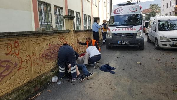 Okul hizmetlisi tartıştığı iki kişiyi bıçakladı