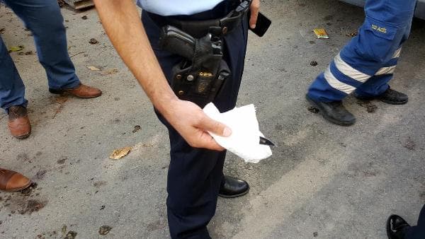 Okul hizmetlisi tartıştığı iki kişiyi bıçakladı