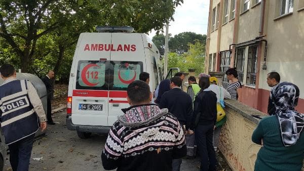 Okul hizmetlisi tartıştığı iki kişiyi bıçakladı