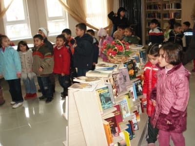 Minik Öğrencilerden Kütüphane Gezisi