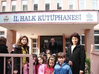 Minik Öğrencilerden Kütüphane Gezisi