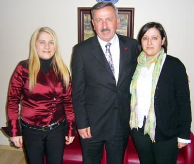 <p><font face="arial,helvetica,sans-serif" size="2"><strong>ERENLER&rsquo;İN KENT KİMLİĞİ YOK</strong></font></p><p><font face="arial,helvetica,sans-serif" size="2">Erenler&rsquo;e kent kimliği kazandırmak i&ccedil;in aday olduğunu s&ouml;yleyen Paşaalioğlu, aday olması veya olmaması y&ouml;n&uuml;nde kendisine baskı yapılmadığını, aday olmasını da CHP il başkanı Vahit Serbes&rsquo;in&nbsp; istediğini a&ccedil;ıkladı. Adnan Paşaalioğlu, <font color="#333399">&ldquo;Sosyal demokrat d&uuml;ş&uuml;nceye sahip anlayış baskıcı olamaz. Aday ol veya olma diye baskı g&ouml;rmedim. Tecr&uuml;beli insanlar elini taşın altına koymalıdır, koymazsa eleştirme hakkı da olmaz. Bana CHP il başkanından teklif geldi. Ben de kabul ettim&rdquo; </font>şeklinde konuştu.</font></p><p><font face="arial,helvetica,sans-serif" size="2"><strong>ERENLER VAROŞ ŞEHRİ HALİNE GELDİ</strong></font></p><p><font face="arial,helvetica,sans-serif" size="2">H&uuml;lya S&uuml;r&uuml;c&uuml; ile Detay Programında Erenler&rsquo;in varoş şehri haline geldiğini iddia eden Paşaalioğlu,</font></p><p><font face="arial,helvetica,sans-serif" size="2"><font color="#333399">&ldquo;Erenler&rsquo;in il&ccedil;e havası yok. Yapılaşması &ccedil;ok yanlış. Konut, fabrika ve ahır bir arada. Erenler varoş şehri haline getirilmiştir. Erenler&rsquo;in bu durumundan rahatsız olduğum i&ccedil;in aday oldum. Erenler&rsquo;de insanların yemek yiyebileceği alan yok. Şehir meydanı yok. Sokak pazarcılığının yerini kapalı semt pazarları almalıdır. Erenler&rsquo;in &uuml;st&uuml;ne &ouml;l&uuml; toprağı serpilmiştir. Biz se&ccedil;ilirsek bu &ouml;l&uuml; toprağı canlandıracağız&rdquo;</font> dedi.</font></p>
