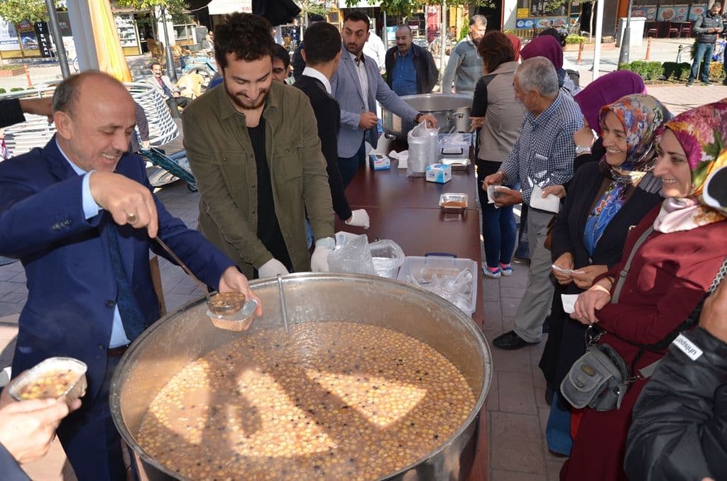 Erenler Belediyesi vatandaşlara aşure dağıttı