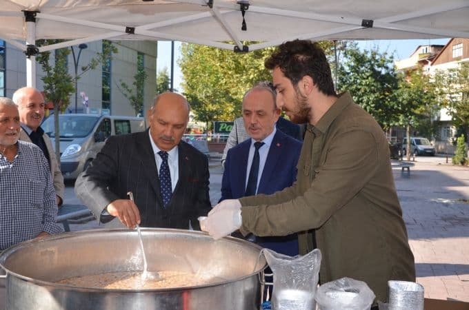 Erenler Belediyesi vatandaşlara aşure dağıttı