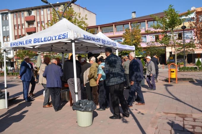 Erenler Belediyesi vatandaşlara aşure dağıttı