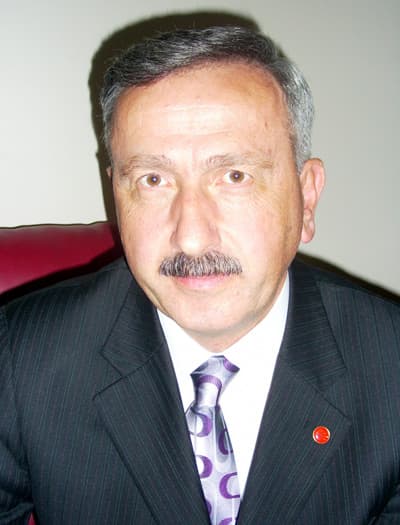 <p><font face="arial,helvetica,sans-serif" size="2"><strong>BAŞBAKANIN &Uuml;ST&Uuml;NDEN SİYASET YAPIYORLAR</strong></font></p><p><font face="arial,helvetica,sans-serif" size="2">AK Parti&rsquo;nin se&ccedil;im &ccedil;alışmalarını Başbakanın &uuml;st&uuml;nden y&uuml;r&uuml;tt&uuml;ğ&uuml;n&uuml; &ouml;ne s&uuml;ren Paşaalioğlu,</font></p><p><font face="arial,helvetica,sans-serif" size="2"><font color="#333399">&ldquo;AK Partinin temay&uuml;l yoklamalarını dikkate alıp almaması bizim sorunumuz değil ama, temay&uuml;l yoklamalarını hi&ccedil;e saymak AK Parti tabanına saygısızlıktır. AK Parti adayları kendi &ouml;zg&uuml;venlerini ortaya koyarak aday olmuyor. Se&ccedil;imi Başbakana ve resmine g&uuml;venerek almaya &ccedil;alışıyorlar&rdquo;</font> şeklinde konuştu.</font></p><p><font face="arial,helvetica,sans-serif" size="2"><strong>RAKİBİMİZ YOK</strong></font></p><p><font face="arial,helvetica,sans-serif" size="2">Kendisine kimseyi rakip g&ouml;rmediğinin altını &ccedil;izen CHP Erenler belediye başkan adayı Paşaalioğlu, <font color="#333399">&ldquo;İdeolojimiz bellidir. Rakiplerimiz &ccedil;ok &ouml;nemli değildir. Ben ve meclis &uuml;yelerimi incelerseniz rakibimizin kendimiz olduğunu g&ouml;r&uuml;rs&uuml;n&uuml;z. Biz birikimli insanlarla yola &ccedil;ıktık. Halkın desteğiyle de se&ccedil;imi alacağız&rdquo;</font> dedi.</font></p><p><font face="arial,helvetica,sans-serif" size="2">Se&ccedil;im &ccedil;alışmalarının belediye b&uuml;t&ccedil;elerinden karşılanmasını da eleştiren Adnan Paşaalioğlu,</font></p><p><font face="arial,helvetica,sans-serif" size="2"><font color="#333399">&ldquo;Halka erzak ve eşya dağıtmak halkın parasını harcamaktır. Belediye başkanı halkın maaşlı elemanıdır. Biz se&ccedil;im harcamalarını imece us&uuml;l&uuml; ile topladığımız paralarla yapmaya &ccedil;alışıyoruz. Biz iktidar partileri gibi erzak veya eşya dağıtmıyoruz. Bunu da doğru bulmuyoruz..&rdquo;</font> şeklinde konuştu.</font></p>
