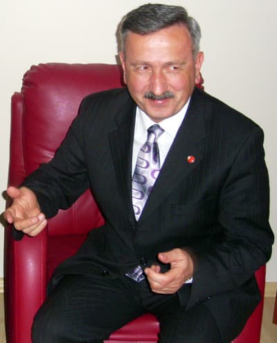 <p><font face="arial,helvetica,sans-serif" size="2"><strong>PARTİ ROZETİNİ &Ccedil;IKARACAĞIZ</strong></font></p><p><font face="arial,helvetica,sans-serif" size="2">Se&ccedil;imi kazandığı g&uuml;n parti rozetini &ccedil;ıkaracağını ve halka eşit hizmet vereceklerini s&ouml;yleyen Adnan Paşaalioğlu, <font color="#333399">&ldquo;Meslek odaları, dernekler, birlikler ve resmi kurumların bilgi birikim ve kadrolarından faydalanacağız. Erenler&rsquo;de istihdam ve ekonomik konularda milliyet&ccedil;ilik yapacağız. &Ouml;nceliği Erenler&rsquo;in işsizlerine vereceğiz. Ekonomiyi canlandıracağız. Ara elemanların mesleki eğitimlerini belediye olarak yaptıracağız&rdquo; </font>dedi.</font></p><p><font face="arial,helvetica,sans-serif" size="2"><strong>&Uuml;RETKEN VE ŞEFFAF OLACAĞIZ</strong></font></p><p><font face="arial,helvetica,sans-serif" size="2">Başkan se&ccedil;ildiği takdirde &uuml;retken ve şeffaf bir belediyecilik anlayışını hayata ge&ccedil;ireceklerini &ouml;ne s&uuml;ren Paşaalioğlu, <font color="#333399">&ldquo;Şeffaf olacağız. Erenler Belediyesine sorsanız b&uuml;t&ccedil;enizi &ouml;ğrenmek istiyoruz deseniz&nbsp; bilgilere ulaşmanız m&uuml;mk&uuml;n değildir. Meclis kararlarınız nedir derseniz kimse sizi bilgilendirmez. Biz meclis kararlarımızı internet sitelerinden veya gazetelerden duyuracağız. Belediye hizmetlerinde katılımcı ve paylaşımcı olacağız. Toplum menfaati &ouml;nemli olacak. &Uuml;retken olacağız. B&uuml;y&uuml;k d&uuml;ş&uuml;neceğiz. Erenler milliyet&ccedil;iliği yapacağız&rdquo;</font> dedi.</font></p><p><font face="arial,helvetica,sans-serif" size="2">Ulaşılabilir başkan olacağına s&ouml;z veren Paşaalioğlu,<font color="#333399"> &ldquo;Benim kapım herkese a&ccedil;ık olacak, peki siz gelecek misiniz?&rdquo;</font> diye sordu.</font></p>