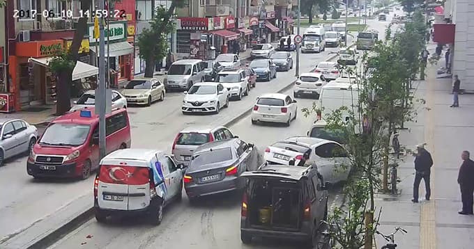 İlginç kazalar kameralara yansıdı