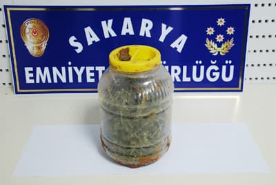 <strong><font face="Arial" size="2" color="#000000">47 Kişi G&ouml;zaltın Alındı</font><br /></strong><br /><font face="Arial" size="2"><font color="#333399">Operasyonda 47 kişi g&ouml;zaltın alınırken, 362 gr esrar maddesi, 1 adet 7.65 mm &ccedil;aplı tabanca ve 25 adet mermi, 5 adet mm &ccedil;aplı MKE yapım mermi, 1 adet kurusıkıdan bozma tabanca ve 5 adet bilyeli mermi ele ge&ccedil;irildi.</font> <br /><br />Emniyetteki ifadelerinin ardından 23 kişi adliyeye sevk edildi. <font color="#333399">A.B. (31), H.K.(32), K.K. (28), E.&Ccedil;. (36), T.B. (39), M.&Ccedil;. (40), F.B.(22), A.U.(41), K.S.(34), &Ouml;.D. (40), S.K.(35), Y.V. (26), H.Y.(28), Y.D.(28), A.A.(30), O.T.(26) ve O.&Ccedil;. (20),</font> &ccedil;ıkarıldığı mahkemece tutuklanırken, diğer 6 kişi tutuksuz yargılanmak &uuml;zere serbest bırakıldı. </font>