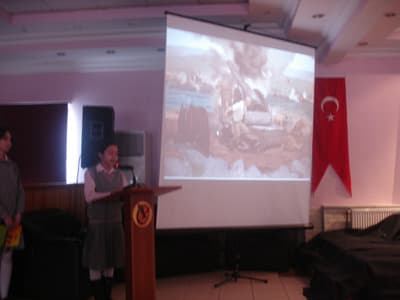 Öğrenciler Çanakkale Savaşı'nı Adeta Yeniden Yaşattı