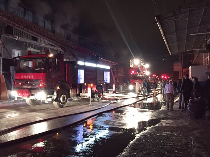 Depo yangınına müdahale eden erler hastaneye kaldırıldı