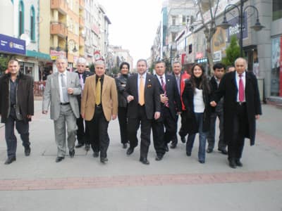 <font size="2"><font face="Arial"><strong>Projeleri;<br /></strong>&nbsp;<br /><font color="#333399">&ldquo;60 yYaş &uuml;zeri yaşlılarımızın belediyeye ait b&uuml;t&uuml;n ulaşım ve sağlık hizmetlerinden &uuml;cretsiz faydalanacağını; kimsesizlere barınma ve bakım evi yaptırılacağını; bakıma muhta&ccedil; yaşlılarımız i&ccedil;in evlere servis yapabilecek bakım ekipleri oluşturulacağını; şiddete maruz kalan kadınlarımız i&ccedil;in sığınma evi a&ccedil;acaklarını; &ccedil;alışan anneler i&ccedil;in kreş hizmetini vereceklerini; sokak &ccedil;ocukları ve k&uuml;&ccedil;&uuml;k yaşta &ccedil;alışmak zorunda kalan &ccedil;ocuklar i&ccedil;in <strong>&lsquo;Topluma Kazandırma&rsquo;</strong> projesini hayata ge&ccedil;ireceklerini; her mahalleye semt spor alanları a&ccedil;acaklarını; ilk ve orta &ouml;ğretim &ouml;ğrencileri i&ccedil;in <strong>&lsquo;MahalleBilgi Evleri&rsquo;</strong> projesini hayata ge&ccedil;ireceklerini&rdquo;</font> belirtiyor.</font></font>