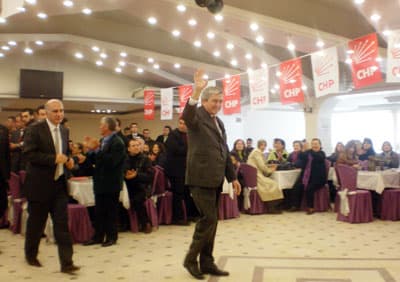 <font face="Arial" size="4">Halkım Dominik Vatandaşı<br /><br /></font><font face="Arial" size="2">Boş tarlalara se&ccedil;men yazıldığını belirten &Ouml;ymen, &quot;Binlerce insanı boş arsalara tarlalara se&ccedil;men yazırmışlar. Bursa'da il başkanlığımız b&uuml;y&uuml;k bir gayret sarf etti. Sadece Nil&uuml;fer il&ccedil;esinde 4095 kişi tespit etti. Tarlalara, boş arsalara boş fabrika depolarına orada oturan vatandaş gibi se&ccedil;men yazmışlar. Bunlar bizim tespit edebildiğimi ya tespit edemediklerimiz. Daha yeni &ouml;ğreniyoruz. Bolu'nun Kıbrıs&ccedil;ık il&ccedil;esinde bir okulun lojmanına tam 212 kişi yazdırmışlar. 212 se&ccedil;men bir lojmanda otuyormuş. Su&ccedil; duyurusunda bulunduk. Ama bu gibi hileleri tespit edilip mahkemece cezalandırıldığını g&ouml;remedik. &Ccedil;&uuml;nk&uuml; savcılarımız başka &ouml;nemli işlerle meşguller. Başka işleri bundan dolayı fırsat bulamadılar. Ama bu h&uuml;k&uuml;metin yapamayacakları yoktur se&ccedil;imleri kazanmak i&ccedil;in. Bundan dolayı sandıklara sahip &ccedil;ıkın. Bolu'da bir vatandaşımız listeler asıldığında gidiyor benim adım yazılı değildir diyor. N&uuml;fus dairesine git diyorlar. Gidiyor n&uuml;fus dairesine benim adım şu, soyadım şu, vatandaşlık numaram da bu, benim isimim yok listede diyor, bakıyorlar ve diyorlar ki sizin oy verme hakkınız yok. Dominik vatandaşısınız. Bolulu halkım Dominik vatandaşı. Şimdi bu &ccedil;ok &ouml;nemli bir şey. &Ccedil;&uuml;nk&uuml; Dominik'te &ccedil;ok b&uuml;y&uuml;k se&ccedil;im hilesi yapılıyor. T&uuml;rkiye'deki se&ccedil;im sistemi oralardan alınma bir sistem. Belki oradan alınan kayıtlar buralarda tesad&uuml;fen sisteme ge&ccedil;ti. Yani ne işi var, Dominik vatandaşının Bolu'da. B&ouml;yle hileler oluyor.&quot; dedi. <br /><br />&Ouml;ymen ardından, il &ouml;rg&uuml;t&uuml;n&uuml;n se&ccedil;im &ccedil;alışmalarına katıldı</font>