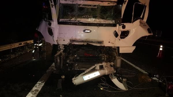 Emniyet şeridindeki duran TIR'a çarptı