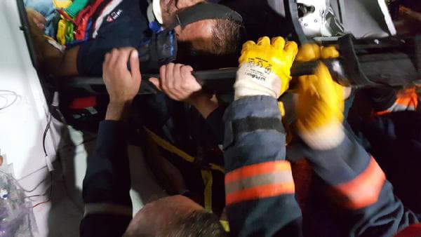 Emniyet şeridindeki duran TIR'a çarptı