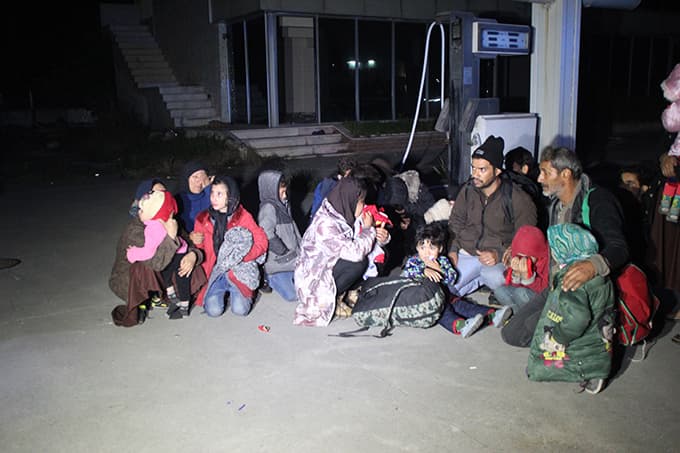 Yol kenarına bırakılan 67 kaçak göçmen yakalandı