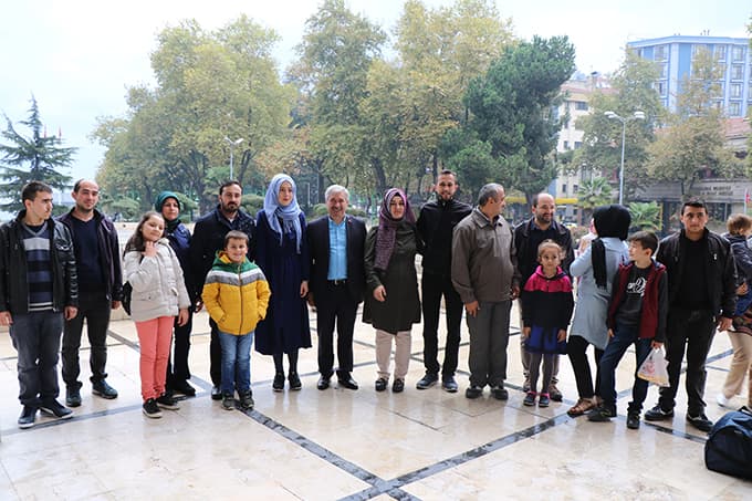 Koltuklar kirlenmesin diye ayakta gitmişlerdi...