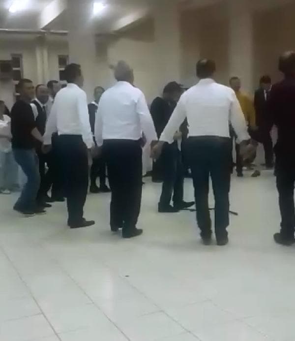 Düğünde oynarken kalp krizi geçiren adam kurtarılamadı