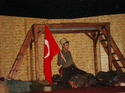 <font size="2"><font face="Arial"><strong>Yine Agora<br /><br /></strong>Kurulduğu g&uuml;nden bu yana 18 mart ve benzeri &ouml;nemli g&uuml;nlerimizi unutmayan ve sahnedeki g&ouml;revini &uuml;stlenen ve tiyatro sanatı &uuml;zerinden g&ouml;revini yerine getiren Tiyatro Agora yine yapılmayanı yaptı ve Sakarya ilinin ilk resmi profesyonel tiyatrosu olma sorumluluğunu en iyi şekilde devam ettiriyor.<br /><br /><strong>Oyuncu Kadrosu</strong><br /><br /><strong><font color="#333399">&Ccedil;anakkale askerine r&uuml;tbe gerekmez</font></strong> adlı oyunda Atilla ATASOY, Eda ATEŞCİ, Engin GEN&Ccedil;, Cansu TOKYAY, Kadir Utku &Ccedil;OLAKOĞLU, Hayrullah KELEŞ, Ayta&ccedil; &Ccedil;İ&Ccedil;EK, Eray TUZCUOĞLU ve Ahmet KARAKOYUN rol aldı. Oyunun ses ve m&uuml;ziklerini Mustafa YILMAZ &uuml;stlendi.<br /><br /><strong>Sahnede Yaralanma</strong><br /><br />22 Mart'ta sahnelenen g&ouml;steride İlk perdede oyunda <strong>''İbrahim Aga''</strong> karakterini canlandıran Atilla ATASOY savaş sahnesi canlandırmasında kafasını dekora &ccedil;arpan ve yaralanan ATASOY, herşeye rağmen oyuna devam etti ve ilk perdeyi yaralı bir şekilde tamamladı. &nbsp;ATASOY'a perde arasında m&uuml;dahele edildi. Oyunun iptali s&ouml;z konusu iken oynamak zorunda olduğunu s&ouml;yleyen<br />oyuncu herşeye rağmen oynadı.</font></font>