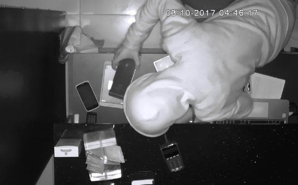 Kafede yaşanan hırsızlık kameralara böyle yansıdı