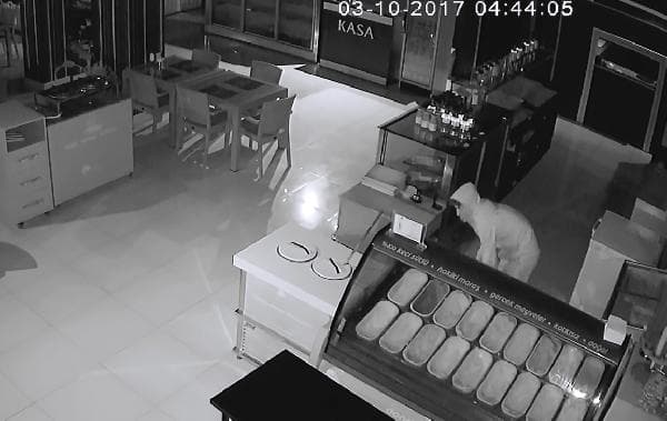Kafede yaşanan hırsızlık kameralara böyle yansıdı