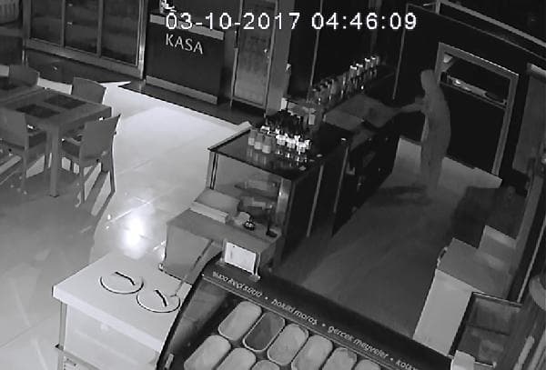 Kafede yaşanan hırsızlık kameralara böyle yansıdı