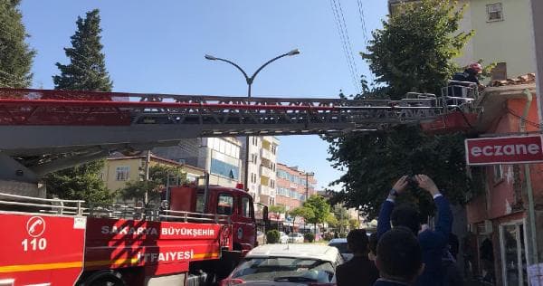 Çatıda mahsur kalan kediyi itfaiye ekipleri kurtardı