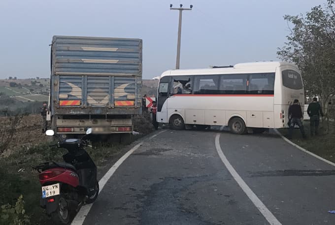 54 plakalı kamyonla minibüs çarpıştı