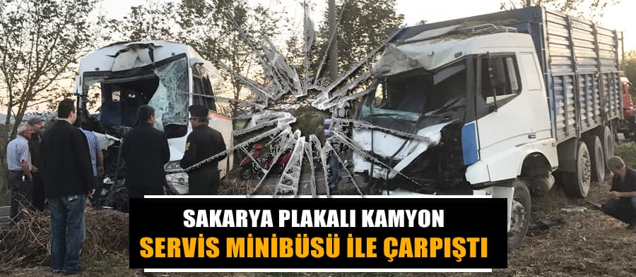 54 plakalı kamyonla minibüs çarpıştı