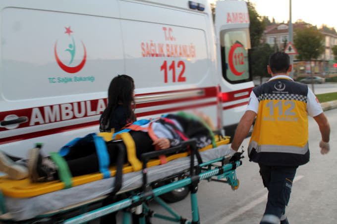 Karşıdan karşıya geçmek isteyen anne ile kızına araba çarptı