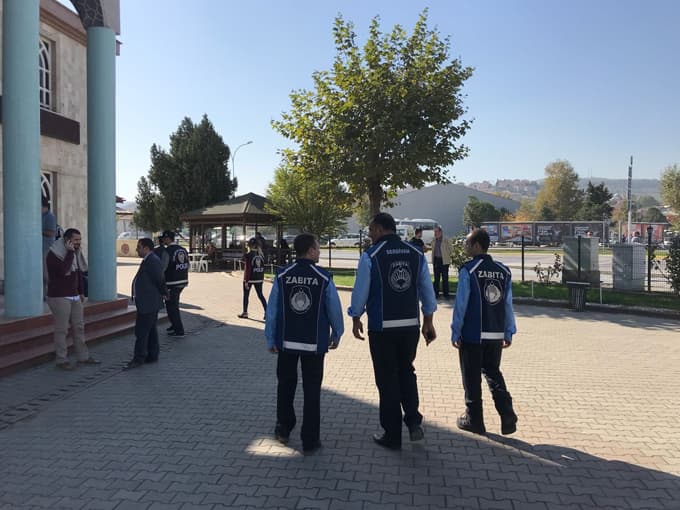 Cami önlerine dadanan dilencilere işlem yapıldı