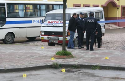 Polis Merkezinin Yanında Silahlı Çatışma: 1 Yaralı
