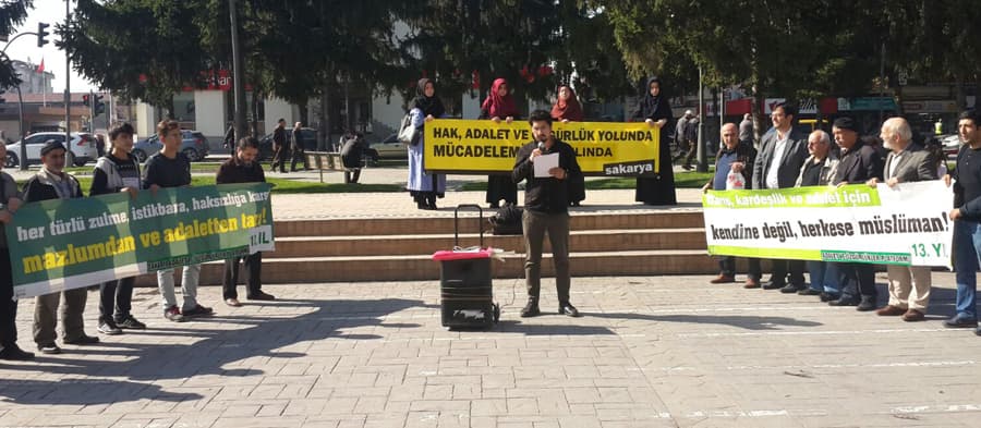 <p><font face="arial,helvetica,sans-serif" size="2"><strong>Sakarya Adalet ve &Ouml;zg&uuml;rl&uuml;kler Platformu, 632. Hafta A&ccedil;ıklaması</strong><br /></font></p><p><font face="arial,helvetica,sans-serif" size="2">Değerli dostlar, Sakarya&rsquo;nın duyarlı insanları;<br /></font></p><p><font face="arial,helvetica,sans-serif" size="2">G&uuml;nlere  g&uuml;n, haftalara hafta ekleyerek y&uuml;r&uuml;tt&uuml;ğ&uuml;m&uuml;z m&uuml;cadelemizde 632. haftayı  geride bırakıyoruz. Biz bu eylemlere başladığımız yıl ilkokula giden  kardeşlerimiz, bug&uuml;n &uuml;niversite okuyorlar. Aradan ge&ccedil;en zamanda bir&ccedil;ok  kuşak oluştu, yeni kuşaklar hayatımıza, s&uuml;recimize eklendi.  M&uuml;cadelemizin bir boyutu, ge&ccedil;mişin biriktirdiği sorunlara y&ouml;nelikti,  diğer bir boyutu ise gelecek kuşaklara daha yaşanabilir, adil ve &ouml;zg&uuml;r  yarınlar bırakmaktı.<br /></font></p><p><font face="arial,helvetica,sans-serif" size="2">Aradan  ge&ccedil;en 12 yıl sonunda, temel sorunlarımızın &ccedil;&ouml;z&uuml;lmek bir yana, daha da  derinleştiğini g&ouml;zlemliyoruz. İ&ccedil;eride ve dışarıda yaşadığımız sancılar,  ne yazık ki bir canlanmanın, yenilenmenin ya da iyileşmenin değil;  b&uuml;y&uuml;yen hataların sancıları. Adı yeni ama tadı eski politikaların  tekrarının tesiri&hellip; İlkelerin değil konjonkt&uuml;r&uuml;n esas alınmasının,  kamusal yararın değil şahsi ikbalin g&ouml;zetildiği bir anlayışın  egemenliğini s&uuml;rmesinin neticeleri.<br /></font></p><p><font face="arial,helvetica,sans-serif" size="2">Geldiğimiz  noktada emekten, eğitime, kimlikten mezhebe, yargıdan dış siyasete, her  alanda kangrene d&ouml;n&uuml;şen sorunlarla karşı karşıyayız. S&ouml;z&uuml;n mahpus  edildiği, insanların a&ccedil;lıkla korkutulduğu, s&uuml;rekli bir seferberlik hali;  toplumu her g&uuml;n biraz daha yoruyor. T&uuml;m bu b&uuml;y&uuml;k krizlerin ortasında,  en b&uuml;y&uuml;k kaybı da, ne yazık ki &ccedil;ocuklarımız, gen&ccedil; kardeşlerimiz yaşıyor.<br /></font></p><p><font face="arial,helvetica,sans-serif" size="2">D&uuml;ş&uuml;n&uuml;n  ki, okullar bir aydır a&ccedil;ık ama bu s&uuml;re zarfında eğitimin tek g&uuml;ndem  maddesi, s&uuml;rekli değişen &ouml;ğrenci se&ccedil;me ve yerleştirme sisteminden ibaret  kalmış. Lise ve &uuml;niversite sınavlarıyla ilgili belirsizlik; kafaları  meşgul ediyor. &Ccedil;ocukların hangi okullara, nasıl gideceği konusu &ccedil;ok  tartışılıyor ama &ccedil;ocukların okula gitmelerinin, aldıkları eğitimin  mahiyeti maalesef hi&ccedil; sorgulanmıyor. Her yılın dokuz ayı, haftada beş  g&uuml;n gidilen ve uzun saatler ge&ccedil;irilen okulların ger&ccedil;ekten ne işe  yaradığı nedense doğru d&uuml;r&uuml;st konuşulmuyor.<br /><br />Bu &ccedil;ocuklar ne i&ccedil;in  okullu oluyorlar? &Ccedil;ocuklarımızı okullara bırakırken ne olmasını ne  umuyoruz? &Ccedil;ocuklar okullara gidince ger&ccedil;ekte ne buluyorlar? Bu soruları  d&uuml;ş&uuml;nm&uuml;yoruz. Eğitim, herkesin zorunlu katıldığı bir maraton oldu.  Sonunda hayırlı, faydalı ve g&uuml;zel sonu&ccedil;lara erişmek ise adeta hayal  oluyor. Tek tip bir millet, tek tip bir d&uuml;ş&uuml;nce, tek tip bir k&uuml;lt&uuml;r&hellip;  Okullarımız da ilimsiz, irfansız tek tip nesiller &uuml;reten fabrikalara  d&ouml;nd&uuml;. Egemen siyasete g&ouml;re formatlanmış bir kitle &uuml;retimi hedefleniyor.  T&uuml;m sistem, tek&ccedil;i bir anlayışa razı olalım diye işletilmek isteniyor.<br /></font></p><p><font face="arial,helvetica,sans-serif" size="2">Değerli dostlar;</font></p><p><font face="arial,helvetica,sans-serif" size="2"><br />İnsanlık,  kendi buhranını yaşamaya devam ediyor. Bu buhranın i&ccedil;inde her şey gibi  eğitim de metalaşıyor; i&ccedil;eriği boşalıyor ve ailenin b&uuml;t&ccedil;esi nispetince  alabileceği şekilde şeyleştiriliyor. Metalaşan her şey gibi, eğitim de  ger&ccedil;ek değerini, maksadını, hikmetini kaybediyor. Bug&uuml;n eğitimin anlamı  &uuml;zerine hi&ccedil; d&uuml;ş&uuml;nm&uuml;yoruz. &Ouml;ğrenmeye değer olanın i&ccedil;eriğini hi&ccedil;  konuşmuyoruz. &Ccedil;ocukların okullu olması i&ccedil;in yaptığımız maddi  masrafların, harcamaların, zamanların ve telaşların karşılığında elde  kalanın ne olması gerektiği meselesiyle dertlenmiyoruz.<br /></font></p><font face="arial,helvetica,sans-serif" size="2">Şehirleri  &ccedil;ocuklar başta gelmek &uuml;zere insanlar i&ccedil;in nasıl yaşanılmaz kıldıysak,  okulları da aynı şekilde katlanılmaz kılıyoruz. Okumayı sevmeyen,  d&uuml;ş&uuml;nmek yerine sadece tekrarlayan, yazmayı unutan, tartışmayan,  birbirine kulak vermeyen, birbirine g&ouml;z kulak olmayan &ccedil;ocukları  yetiştirmekle ne kazanacağımızı ger&ccedil;ekten sorgulamıyoruz. Buna karşı,  toplumsal dayanışma ağları &ccedil;&ouml;z&uuml;ld&uuml;ğ&uuml; gibi, gelecek nesilleri birbirine  bağlayacak insani hasletler de giderek zayıflıyor. Her alanda yaşanan  yozlaşma ve ahlaki &ccedil;&ouml;k&uuml;nt&uuml;, toplumun bu d&uuml;nyada istikametini, &ouml;l&uuml;mden  sonra ise akıbetini ateşe s&uuml;r&uuml;kl&uuml;yor! Bu gidişatın durdurulması ise  ancak, iyiliğe, doğruluğa, adalete ve insaniyete &ccedil;ağırmakla m&uuml;mk&uuml;n.</font>
