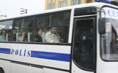 Polis Merkezinin Yanında Silahlı Çatışma: 1 Yaralı
