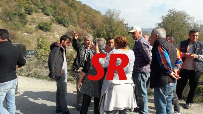 Mahalle sakinleri yolu kapattı