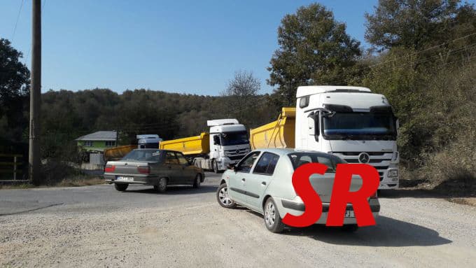 Mahalle sakinleri yolu kapattı