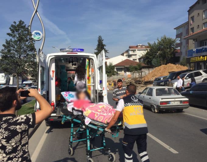 Hasta taşıyan ambulans, 11 yaşındaki çocuğa çarptı