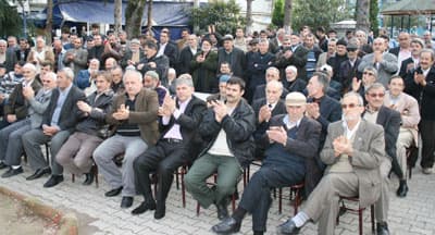 <font face="Arial" size="2">Karap&uuml;r&ccedil;ek halkının <font color="#333399">&quot;Sakarya'nın Başkanı&quot;</font> sloganlarıyla karşılanan B&uuml;y&uuml;kşehir Belediye Başkan Adayı Zeki To&ccedil;oğlu,<font color="#333399"> AK Parti'nin 6,5 yıllık iktidarı s&uuml;resince T&uuml;rkiye'yi ayrımcılık yapmadan herkesi kucakladığını, değişimin ve kalkınmanın mimarı olduğunu s&ouml;yleyerek, &quot;Siyasi yaşamları boyunca Sakarya'ya bir &ccedil;ivi &ccedil;akmamış olanlar şimdi karşınıza gelip sizlere 'yapacağız, edeceğiz' diyorlar. Hangi y&uuml;zle karşınıza &ccedil;ıkıyorlar?&quot; dedi. AK Parti'nin belediyecilik anlayışının t&uuml;m &uuml;lkeyi kalkındırdığını s&ouml;yleyen Zeki To&ccedil;oğlu, &quot;Biz hizmetlerimizle konuşuyoruz. Biz halkımızla el ele verdik, belediyemizi halkımızla birlikte y&ouml;nettik. Biz g&uuml;c&uuml;m&uuml;z&uuml; halkımızdan alıyoruz. G&uuml;c&uuml;m&uuml;z&uuml;, doğruluktan, adaletten, haktan, d&uuml;r&uuml;stl&uuml;kten, alıyoruz. Boş vaatlerde bulunmuyoruz. Belediyecilik ak kadroların işidir.&quot;</font> diye konuştu.</font>
