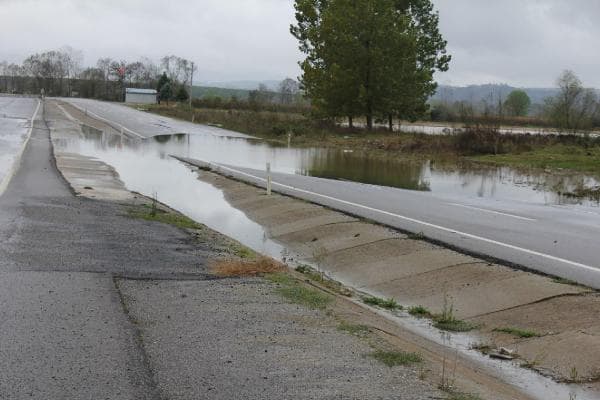 Ferizli-Karasu yolu trafiğe kapatıldı