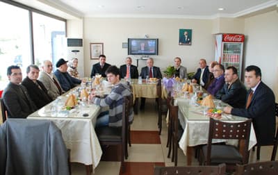 Muhtar Özçelik, Azalarla Bir Araya Geldi