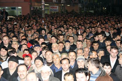 <font size="2"><font face="Arial"><strong><font color="#000000">Biz Sizin İ&ccedil;in, Geyve İ&ccedil;in Geliyoruz</font></strong><br /><br /><font color="#333399">&ldquo;Personelin maaşlarını dahi &ouml;deyemeyen bir başkan Geyve i&ccedil;in ne yapabilir&rdquo;</font> diyen Şaban Dişli,&nbsp;ş&ouml;yle devam etti:</font></font><font size="2"><font face="Arial"><font color="#333399"> &ldquo;<strong>Buradaki kalabalığa bakarak şunu g&ouml;r&uuml;yorum ki, Geyve artık kabuğunu kırıyor</strong>. Geyve artık hizmet istiyor. Biz sizin i&ccedil;in, Geyve i&ccedil;in geliyoruz. Muhalefet benim i&ccedil;in&nbsp;s&ouml;ylenmedik iddia bırakmadı. <strong>Allah yolsuzluk yapan Şaban Dişli&rsquo;nin belasını versin. Sizler amin deyin</strong>. Eğer varsa bir yolsuzluğumuz bu insanların bedduaları bizi mahvetmeye yeter.&rdquo;</font></font></font>