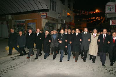 İlk Önce Beddua Etti, Ardından da Halka Amin Dedirtti