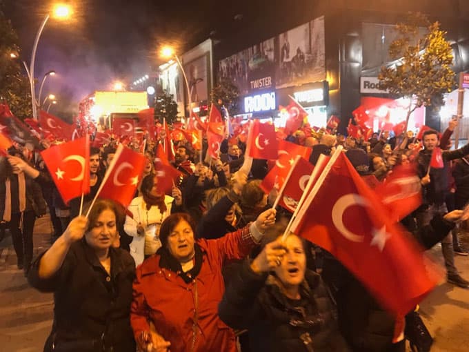 Çark Caddesi'nde Türk bayraklarıyla yürüdüler