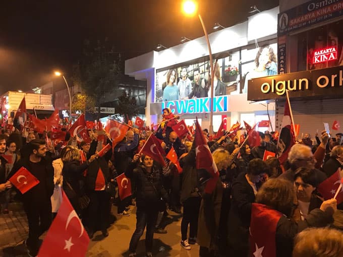 Çark Caddesi'nde Türk bayraklarıyla yürüdüler