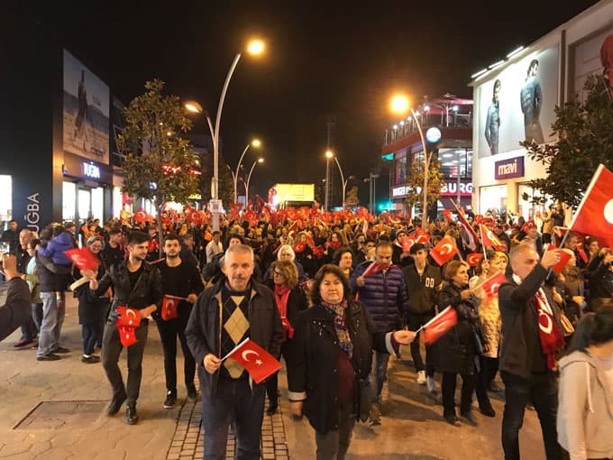 Çark Caddesi'nde Türk bayraklarıyla yürüdüler